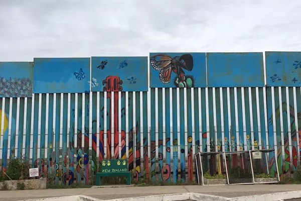 Una parte pintada del muro fronterizo Estados Unidos-México Una parte pintada del muro fronterizo Estados Unidos-México - Sputnik Mundo