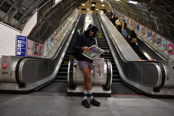 Sin faldas y a lo loco: así llenaron el metro cientos de personas en ropa interior - Sputnik Mundo