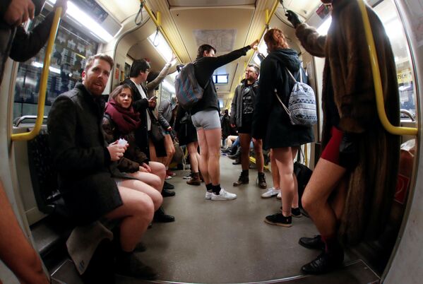 Sin faldas y a lo loco: así llenaron el metro cientos de personas en ropa interior - Sputnik Mundo