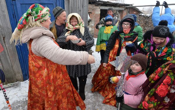 Magia, adivinaciones y esperanza: cómo celebra Rusia las Sviatki - Sputnik Mundo