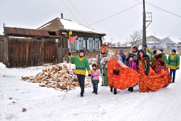 Magia, adivinaciones y esperanza: cómo celebra Rusia las Sviatki - Sputnik Mundo