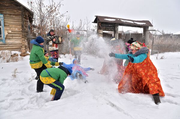 Magia, adivinaciones y esperanza: cómo celebra Rusia las Sviatki - Sputnik Mundo