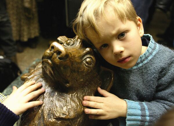 Un niño al lado de la estatua del perro Málchik en el metro de Moscú Un niño al lado de la estatua del perro Málchik en el metro de Moscú - Sputnik Mundo