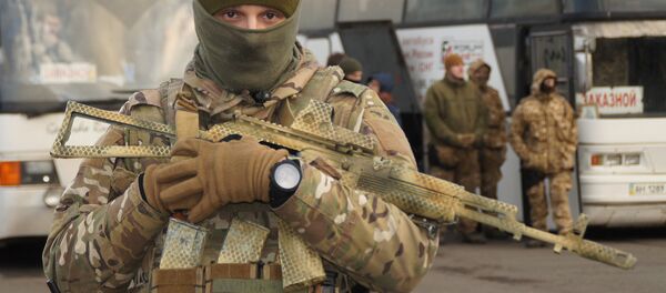 Un militar ucraniano durante el canje de prisioneros entre Kiev y Donbás - Sputnik Mundo