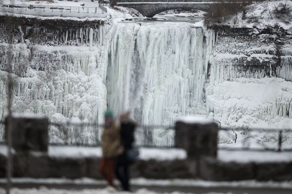 Las cataratas del Niágara se convierten en un cuento de hielo estos días - Sputnik Mundo