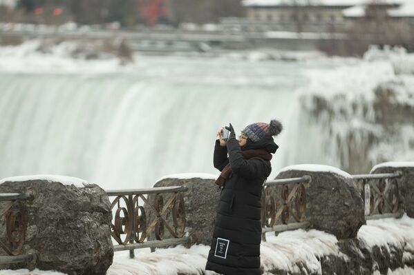 Las cataratas del Niágara se convierten en un cuento de hielo estos días - Sputnik Mundo