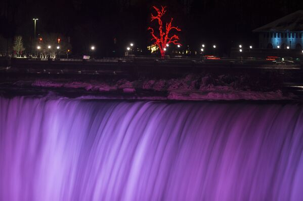 Las cataratas del Niágara se convierten en un cuento de hielo estos días - Sputnik Mundo