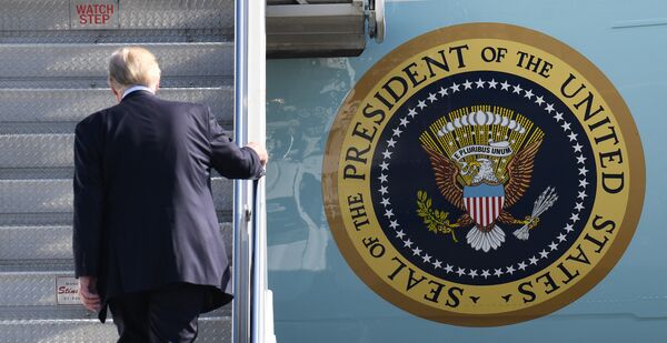 Donald Trump, presidente de EEUU, embarca en el avión Air Force One - Sputnik Mundo