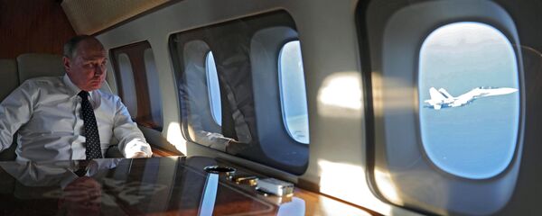 Vladímir Putin, presidente de Rusia, en el avión presidencial Vladímir Putin, presidente de Rusia, en el avión presidencial - Sputnik Mundo