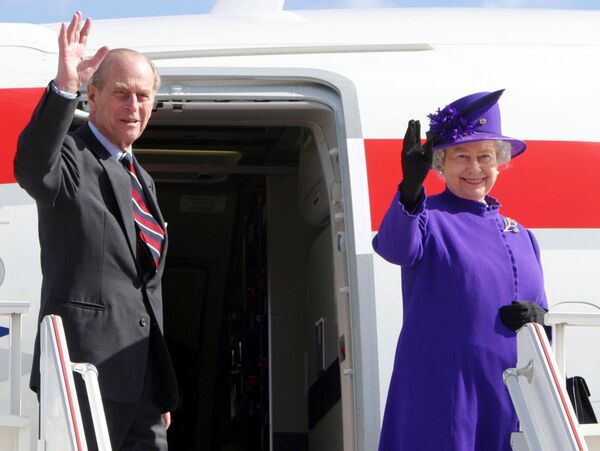 Príncipe Felipe de Edimburgo y Isabel II embarcan en uno de los aviones presidenciales - Sputnik Mundo