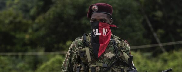 Un combatiente de ELN (archivo) - Sputnik Mundo
