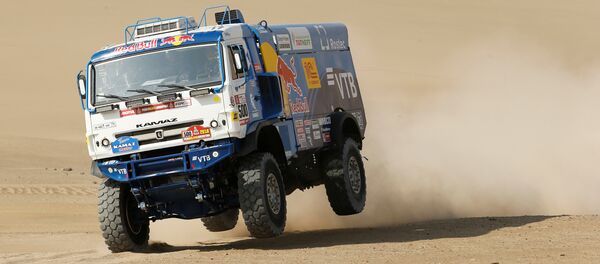 Camión del equipo ruso Kamaz durante el Rally Dakar Camión del equipo ruso Kamaz durante el Rally Dakar - Sputnik Mundo