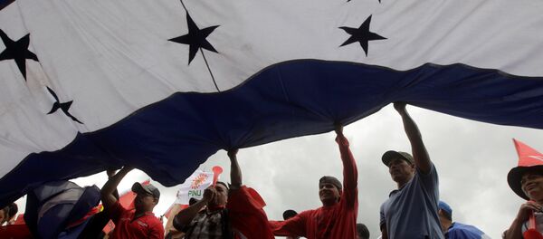 Los manifestantes con la bandera de Honduras (archivo) - Sputnik Mundo