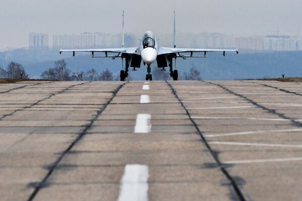 Misiles y piruetas extremas en el aire: así se entrenan los pilotos rusos - Sputnik Mundo