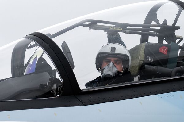 Misiles y piruetas extremas en el aire: así se entrenan los pilotos rusos - Sputnik Mundo