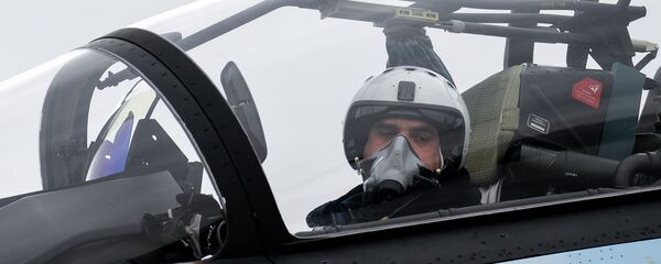 Misiles y piruetas extremas en el aire: así se entrenan los pilotos rusos - Sputnik Mundo