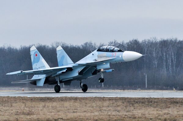 Misiles y piruetas extremas en el aire: así se entrenan los pilotos rusos - Sputnik Mundo