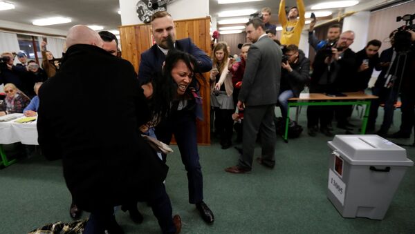 Una activista ucraniana del grupo feminista radical Femen atacó al presidente de la República Checa, Milos Zeman - Sputnik Mundo