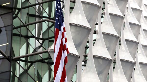 La bandera de EEUU cerca de la Embajada de EEUU en Londres, Reino Unido - Sputnik Mundo