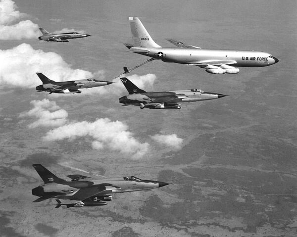 Reabastecimiento en el aire de los aviones estadounidenses F-105 Thunderchief, 1965  - Sputnik Mundo