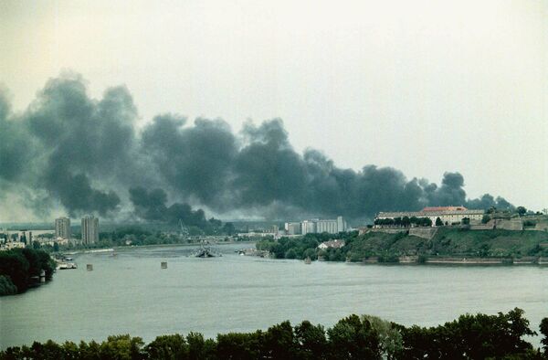 Las consecuencias del bombardeo de la OTAN sobre Novi Sad, a unos 70 kilómetros de Belgrado, en 1999 - Sputnik Mundo