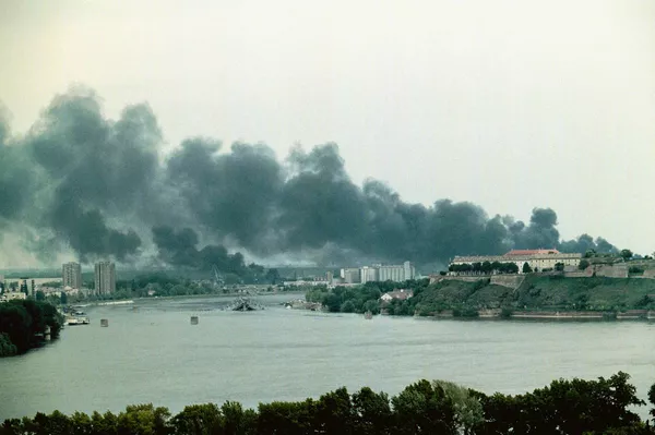Las consecuencias del bombardeo de la OTAN sobre Novi Sad, a unos 70 kilómetros de Belgrado, en 1999 Las consecuencias del bombardeo de la OTAN sobre Novi Sad, a unos 70 kilómetros de Belgrado, en 1999 - Sputnik Mundo