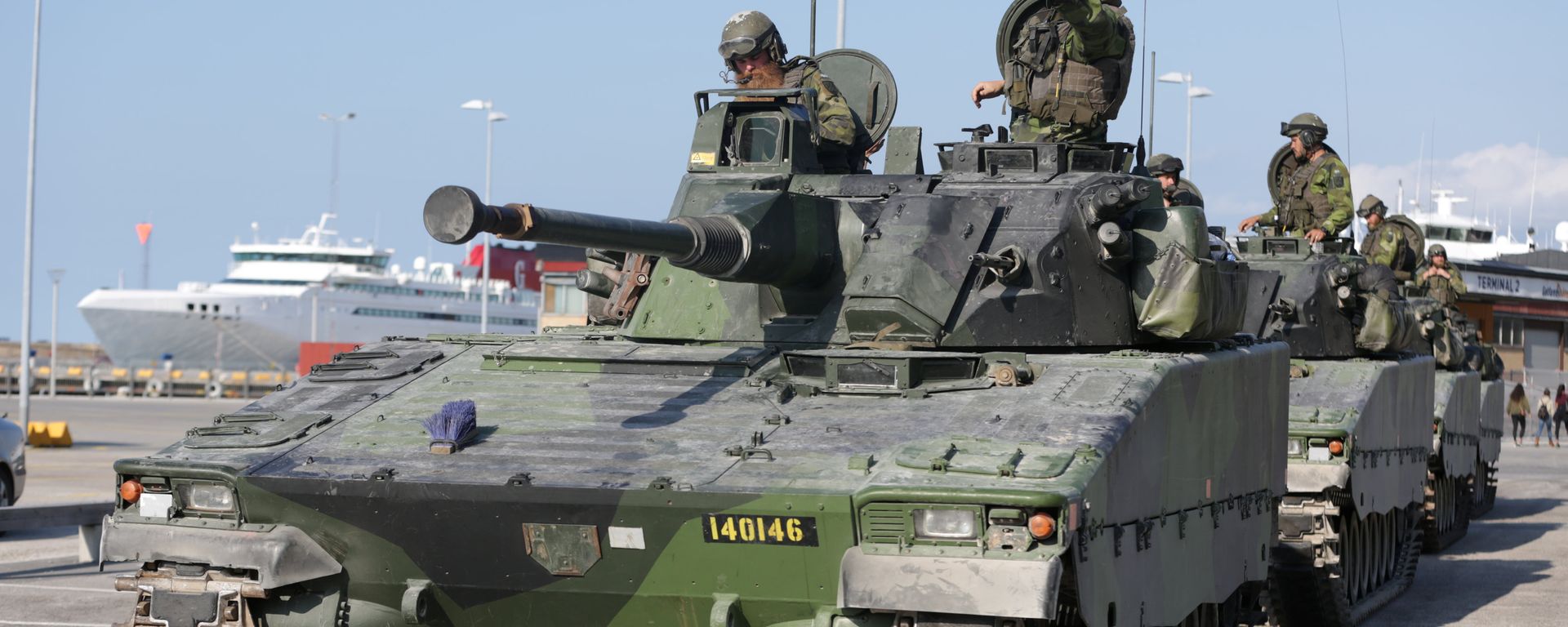 Swedish armoured personnel carriers are seen in Visby harbour, island of Gotland, Sweden September 14, 2016. Picture taken September 14, 2016. - Sputnik Mundo, 1920, 11.04.2022