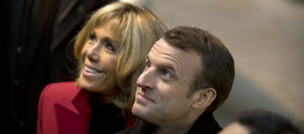 Emmanuel Macron y su esposa Brigitte Macron - Sputnik Mundo