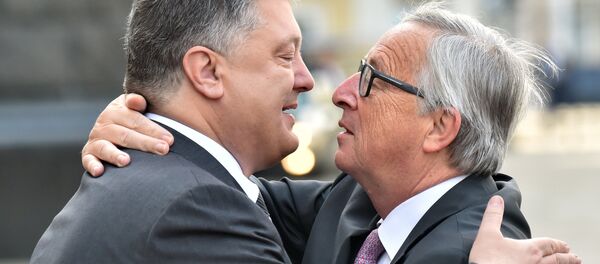 Presidente de Ucrania, Petró Poroshenko, y presidente de la Comisión Europea, Jean-Claude Juncker - Sputnik Mundo