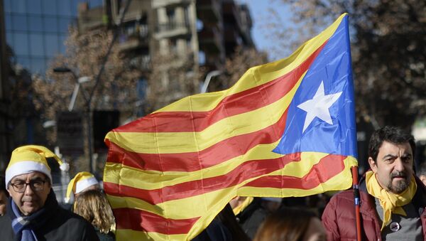 Un hombre con la bandera de Cataluña - Sputnik Mundo