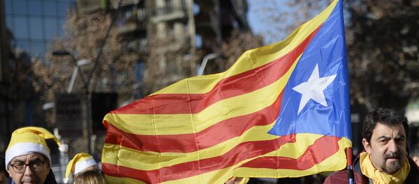 Un hombre con la bandera de Cataluña - Sputnik Mundo