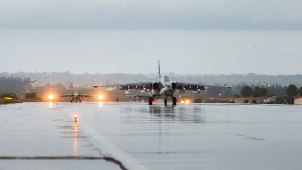 Los aviones Su-25 de las Fuerzas Aeroespaciales de Rusia en la base de Hmeymim en Siria  - Sputnik Mundo