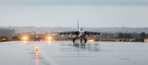 Los aviones Su-25 de las Fuerzas Aeroespaciales de Rusia en la base de Hmeymim en Siria Los aviones Su-25 de las Fuerzas Aeroespaciales de Rusia en la base de Hmeymim en Siria - Sputnik Mundo