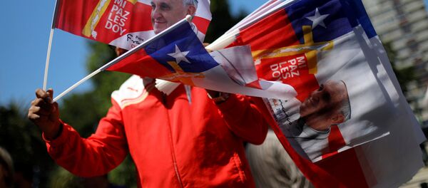 Banderas de Chile con la imagen del Papa Francisco (archivo) - Sputnik Mundo