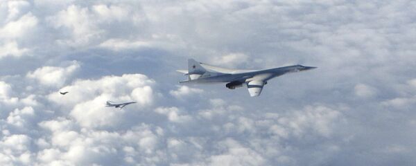 Los bombarderos de largo alcance Tu-160 son seguidos por un avión RAF Typhoon Los bombarderos de largo alcance Tu-160 son seguidos por un avión RAF Typhoon - Sputnik Mundo