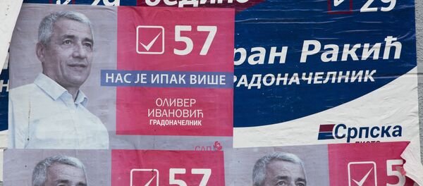 Unos carteles con el retrato de Oliver Ivanovic (archivo) - Sputnik Mundo