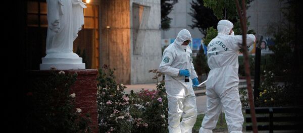 La policía trabaja cerca de una de las iglesias quemadas en Chile - Sputnik Mundo