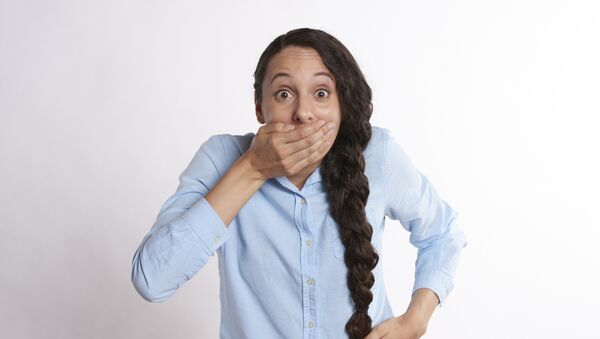 Una mujer tapándose la boca - Sputnik Mundo