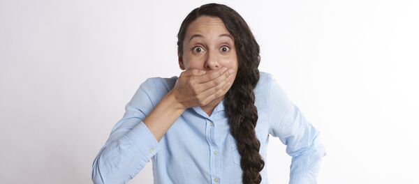 Una mujer tapándose la boca Una mujer tapándose la boca - Sputnik Mundo