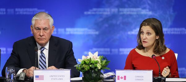 La ministra de Relaciones Exteriores de Canadá, Chrystia Freeland y el Secretario de Estado de EEUU, Rex Tillerson durante la reunión en Vancouver La ministra de Relaciones Exteriores de Canadá, Chrystia Freeland y el Secretario de Estado de EEUU, Rex Tillerson durante la reunión en Vancouver - Sputnik Mundo