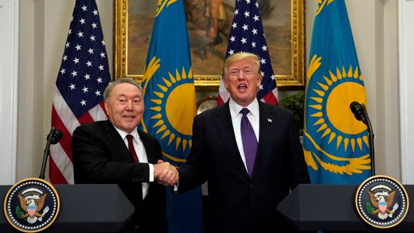 El presidente de Kazajistán, Nursultán Nazarbáyev, con su par estadounidense Donald Trump El presidente de Kazajistán, Nursultán Nazarbáyev, con su par estadounidense Donald Trump - Sputnik Mundo