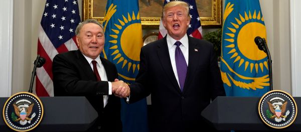 El presidente de Kazajistán, Nursultán Nazarbáyev, con su par estadounidense Donald Trump - Sputnik Mundo