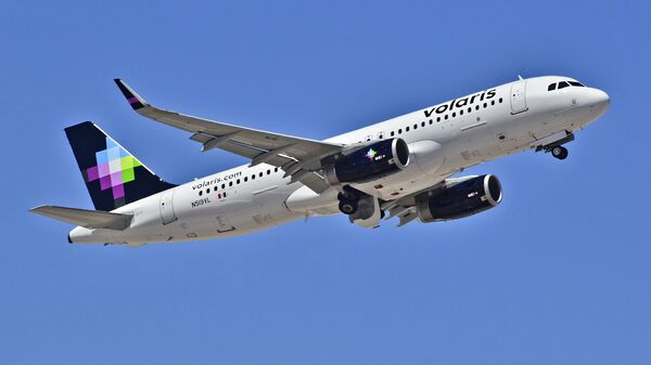 Airbus 320-233 de la compañía mexicana Volaris - Sputnik Mundo