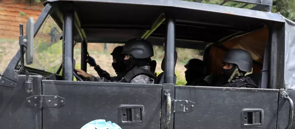 Fuerzas de seguridad venezolanas durante la operación para capturar a Óscar Pérez Fuerzas de seguridad venezolanas durante la operación para capturar a Óscar Pérez - Sputnik Mundo