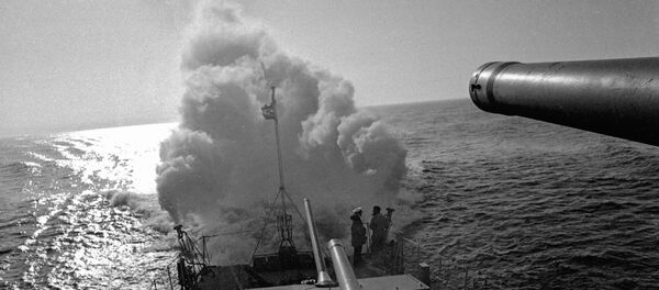 Un destructor de la Flota Báltica de la URSS activa una cortina de humo en el mar durante la Segunda Guerra Mundial - Sputnik Mundo