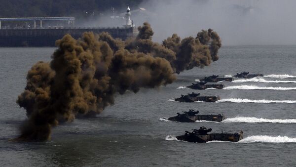 Embarcaciones de Corea del Sur se abren camino para llegar a las costas a través de las cortinas de humo durante la 62ª ceremonia de conmemoración de operaciones de desembarco de Incheon en 2012 Embarcaciones de Corea del Sur se abren camino para llegar a las costas a través de las cortinas de humo durante la 62ª ceremonia de conmemoración de operaciones de desembarco de Incheon en 2012 - Sputnik Mundo