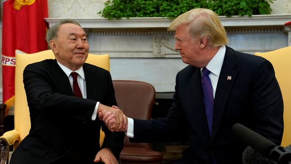 El presidente de Kazajistán, Nursultán Nazarbáyev, con su par estadounidense Donald Trump El presidente de Kazajistán, Nursultán Nazarbáyev, con su par estadounidense Donald Trump - Sputnik Mundo