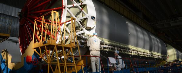 Montaje de un cohete Protón - Sputnik Mundo
