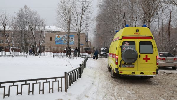 Una ambulancia cerca de la escuela en Perm, Rusia Una ambulancia cerca de la escuela en Perm, Rusia - Sputnik Mundo