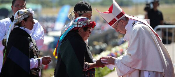 Papa Francisco durante su encuentro con las comunidades mapuches - Sputnik Mundo